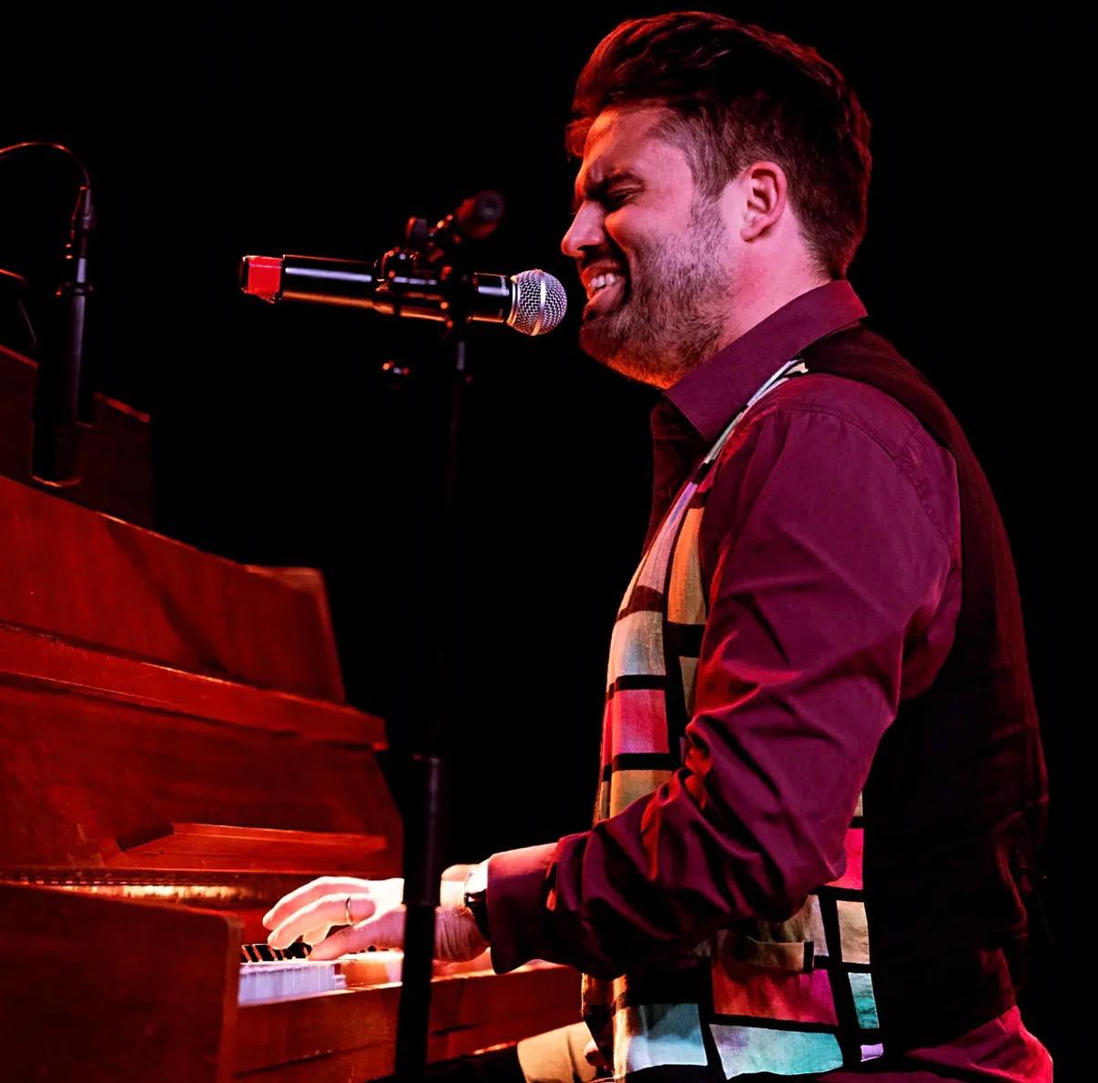 Légüm am Klavier – Hero-Bild